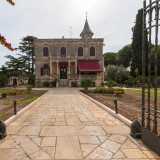 Villa Delvecchio ci appare subito sulla sinistra con il suo caratteristico aspetto che lo fa assomigliare a un piccolo castello